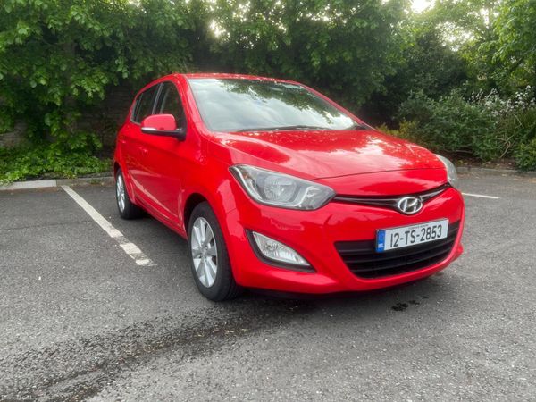 Hyundai i20 Hatchback, Petrol, 2012, Red