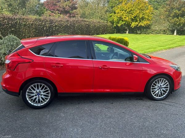 Ford Focus Hatchback, Petrol, 2013, Red