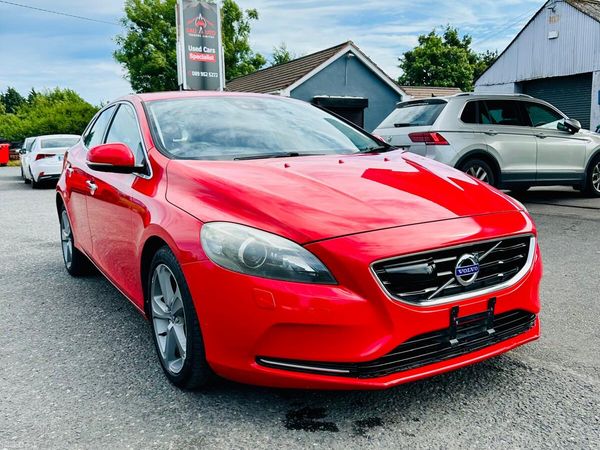 Volvo V40 Hatchback, Petrol, 2015, Red