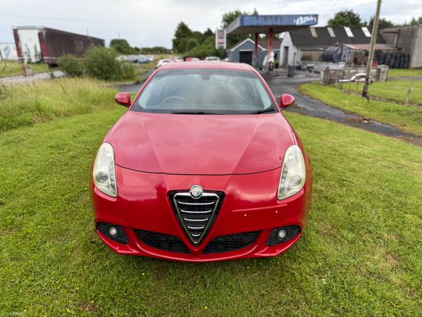 Alfa Romeo Giulietta Hatchback, Petrol, 2014, Red