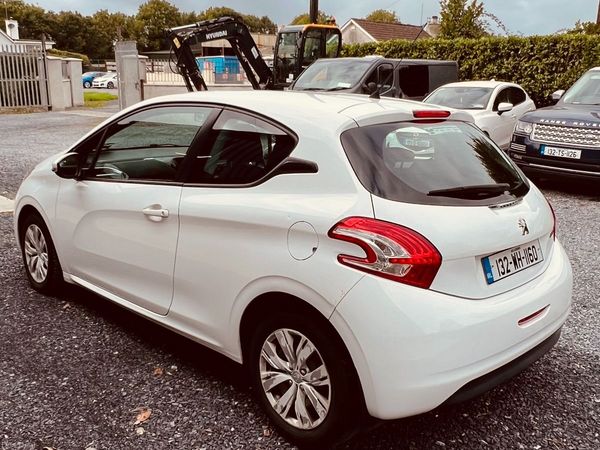 Peugeot 208 Hatchback, Petrol, 2013, White
