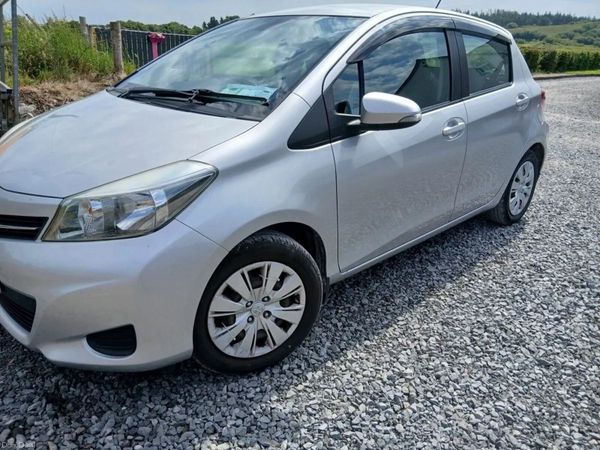 Toyota Yaris Hatchback, Petrol, 2012, Silver