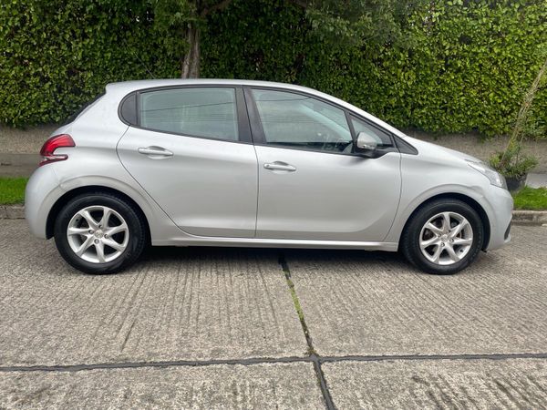 Peugeot 208 Hatchback, Petrol, 2017, Grey