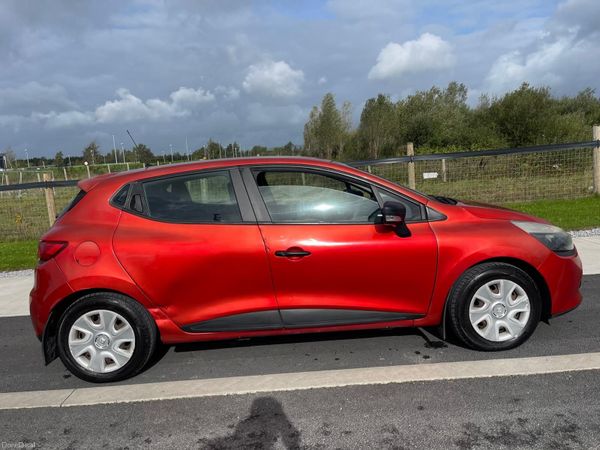 Renault Clio Hatchback, Petrol, 2014, Red