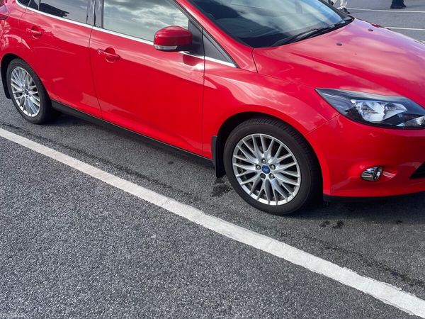 Ford Focus Hatchback, Petrol, 2013, Red