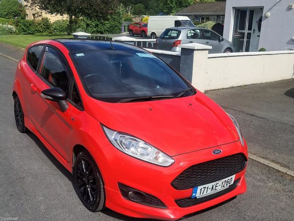 Ford Fiesta Hatchback, Petrol, 2017, Red