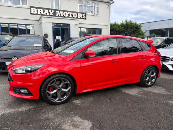 Ford Focus Hatchback, Diesel, 2017, Red