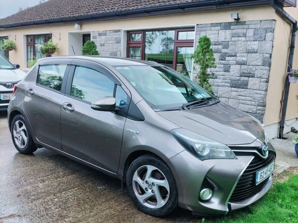 Toyota Yaris Hatchback, Petrol Hybrid, 2016, Grey