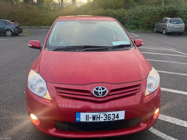 Toyota Auris Hatchback, Petrol, 2011, Red