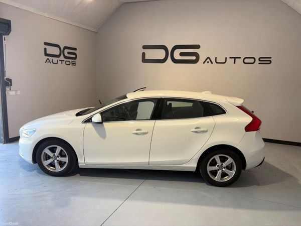 Volvo V40 Hatchback, Petrol, 2015, White