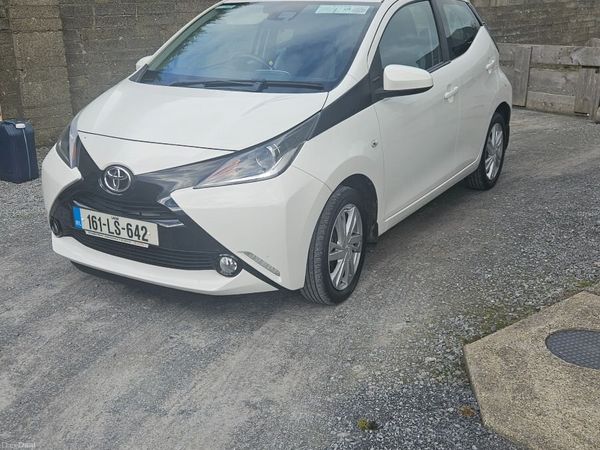 Toyota Aygo Hatchback, Petrol, 2016, White