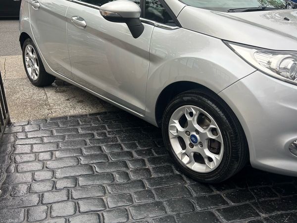 Ford Fiesta Hatchback, Petrol, 2012, Silver