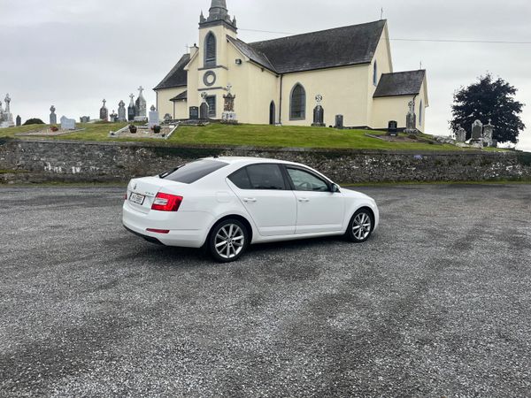 Skoda Octavia Hatchback, Diesel, 2014, White