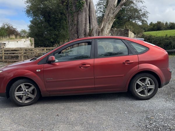 Ford Focus Hatchback, Petrol, 2008, Red