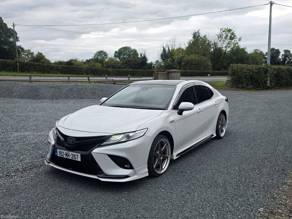 Toyota Camry Saloon, Petrol Hybrid, 2019, White