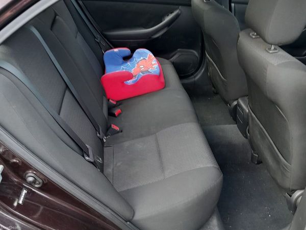 Toyota Avensis Saloon, Petrol, 2006, Red