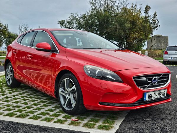 Volvo V40 Hatchback, Diesel, 2016, Red