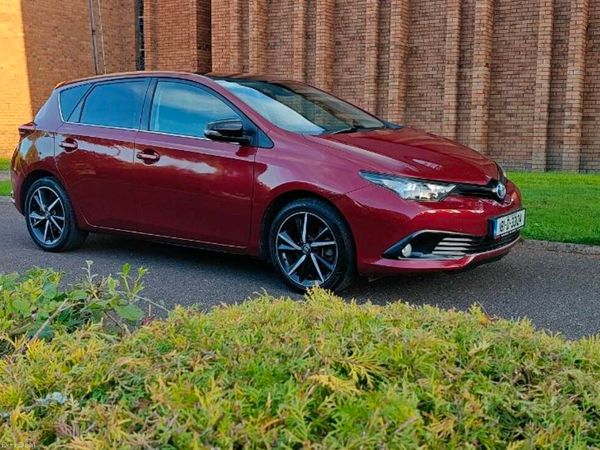 Toyota Auris MPV, Petrol Hybrid, 2018, Red