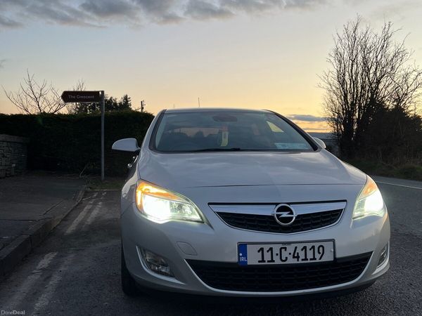Opel Astra Hatchback, Petrol, 2011, Silver