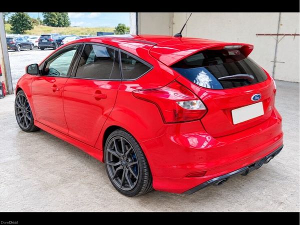 Ford Focus Hatchback, Diesel, 2012, Red