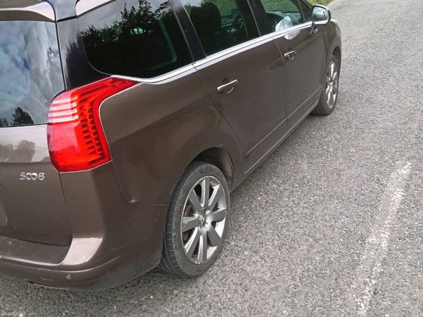 Peugeot 5008 MPV, Diesel, 2014, Brown