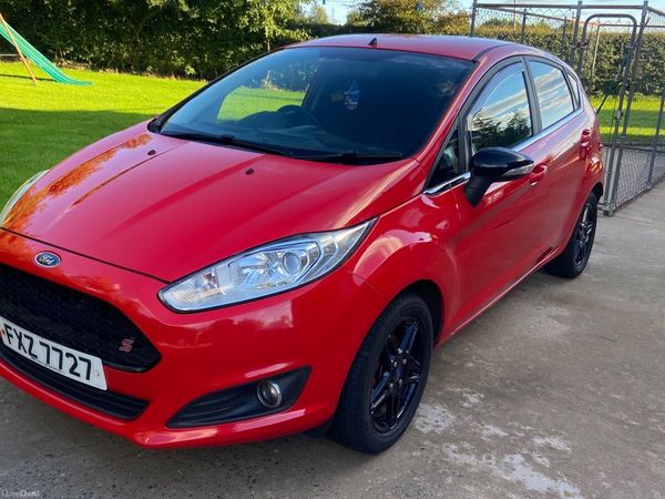 Ford Fiesta Hatchback, Petrol, 2014, Red