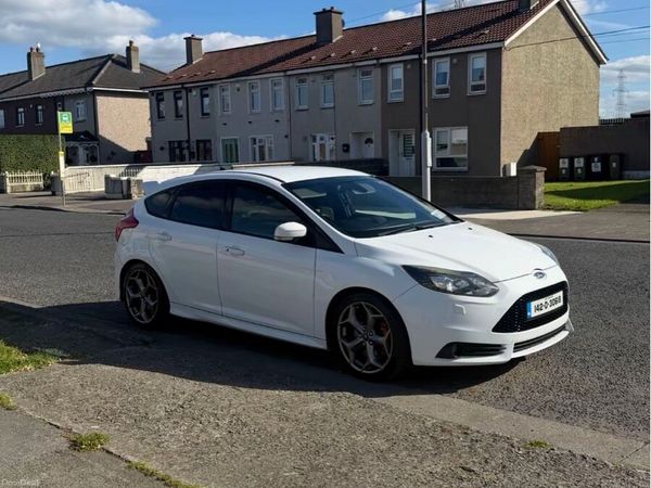Ford Focus Hatchback, Petrol, 2014, White