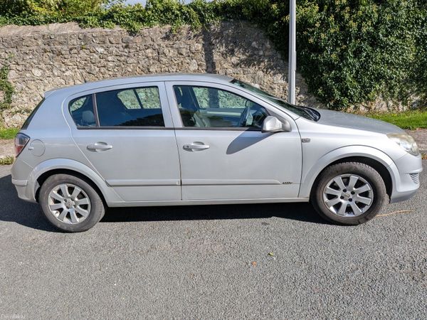 Opel Astra Hatchback, Petrol, 2009, Silver