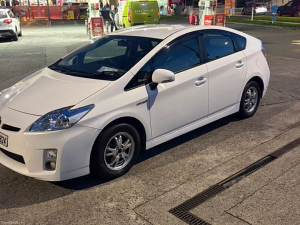 Toyota Prius Hatchback, Petrol Hybrid, 2015, White