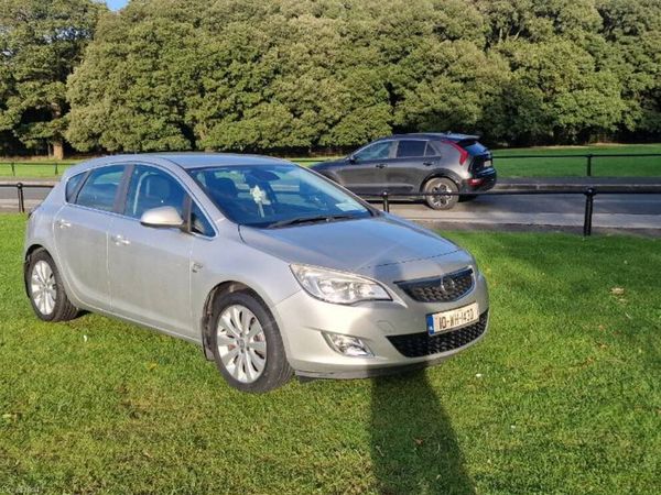 Opel Astra Hatchback, Petrol, 2010, Silver