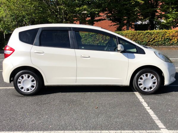 Honda Fit Hatchback, Petrol, 2013, White