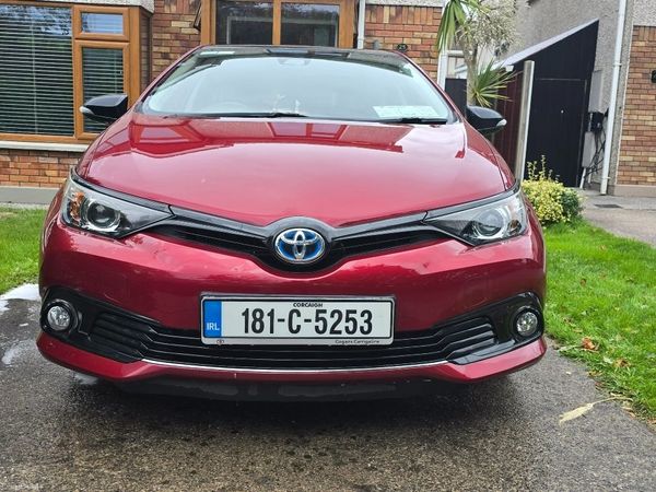 Toyota Auris MPV, Petrol Hybrid, 2018, Red