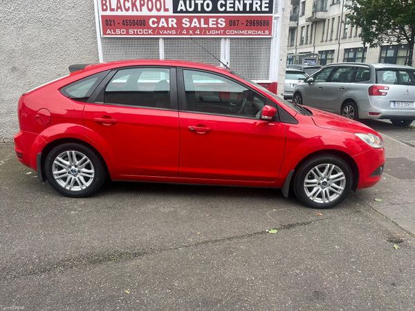 Ford Focus Hatchback, Petrol, 2009, Red