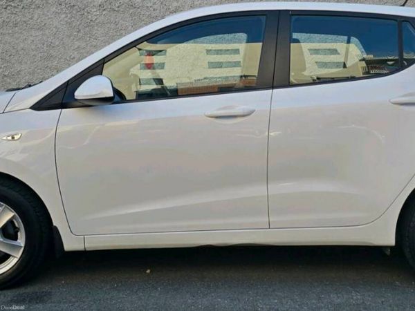 Hyundai i10 Hatchback, Petrol, 2014, White