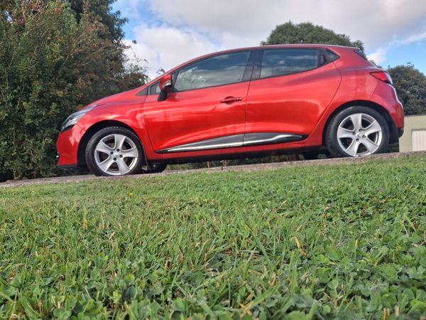 Renault Clio Hatchback, Petrol, 2016, Red