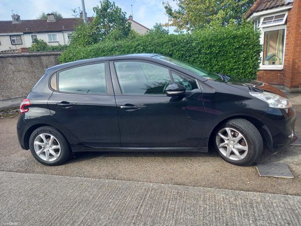 Peugeot 208 Hatchback, Petrol, 2014, Black