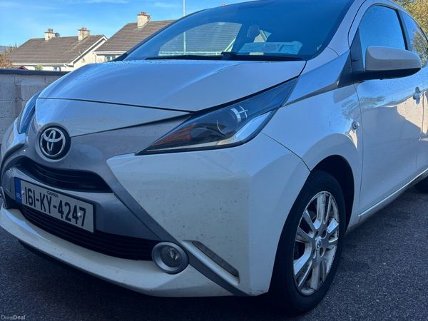 Toyota Aygo Hatchback, Petrol, 2016, White