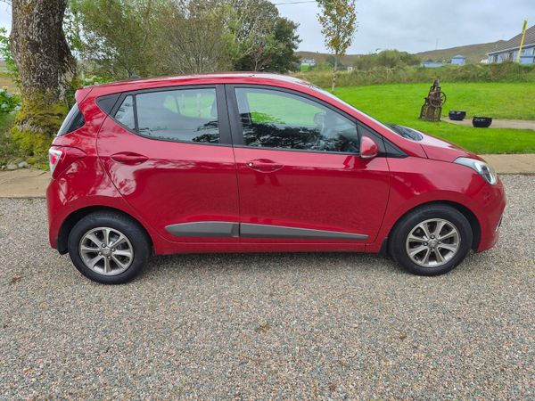 Hyundai i10 Hatchback, Petrol, 2015, Red