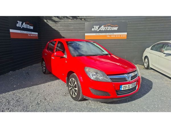 Vauxhall Astra Hatchback, Petrol, 2009, Red