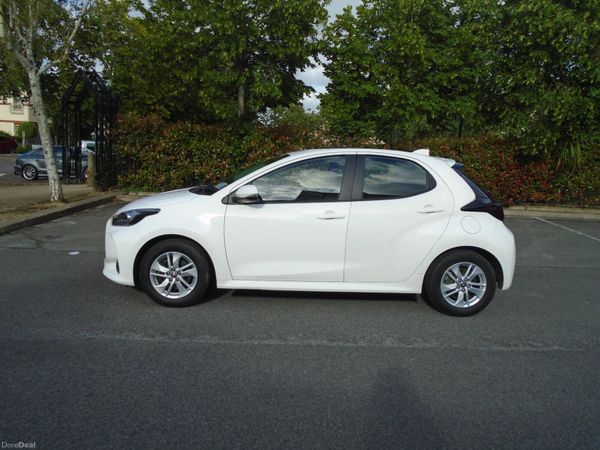 Toyota Yaris Hatchback, Petrol Hybrid, 2023, White