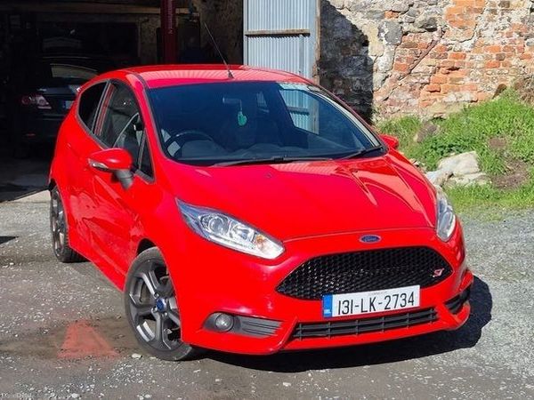 Ford Fiesta Hatchback, Petrol, 2013, Red