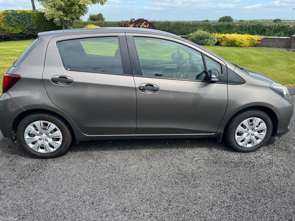 Toyota Yaris Hatchback, Petrol, 2016, Grey