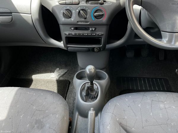 Toyota Yaris Hatchback, Petrol, 2001, Blue