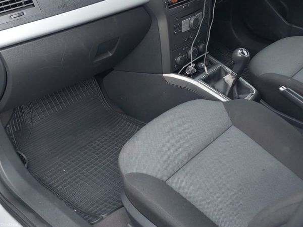 Opel Astra Hatchback, Petrol, 2004, Silver