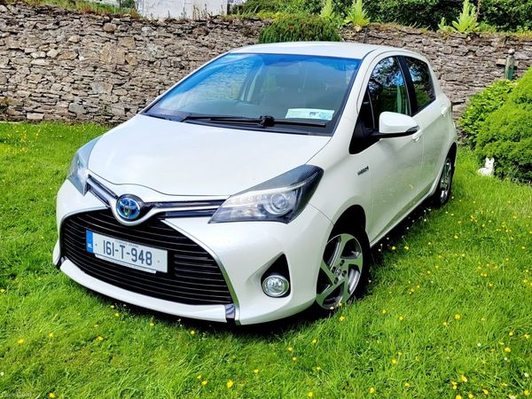 Toyota Yaris Hatchback, Petrol Hybrid, 2016, White