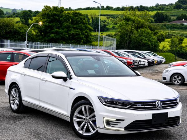 Volkswagen Passat Saloon, Petrol Plug-in Hybrid, 2016, White