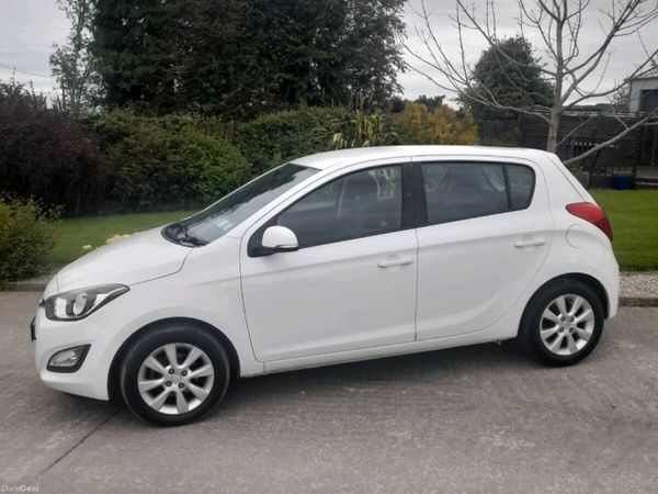 Hyundai i20 Hatchback, Petrol, 2014, White