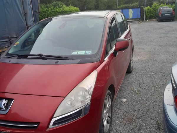 Peugeot 5008 MPV, Diesel, 2012, Red