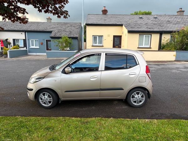 Hyundai i10 Hatchback, Petrol, 2010, Gold