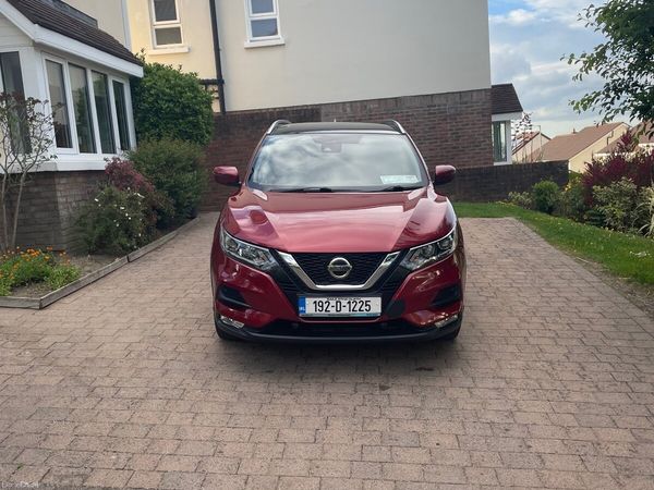 Nissan Qashqai MPV, Petrol, 2019, Red